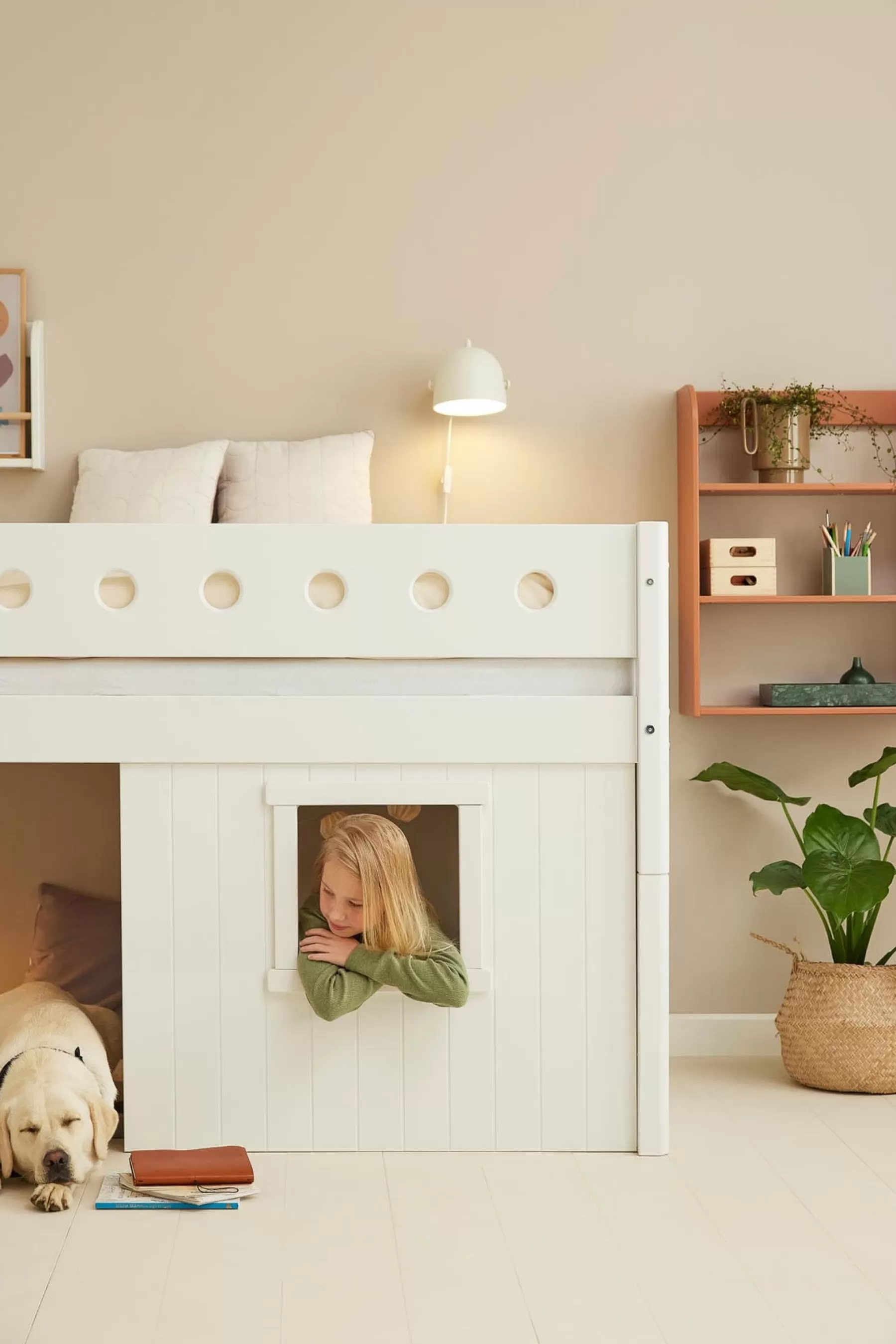 FLEXA Cama media-alta, escalera inclinada y frontales de cama para casa del árbol, marco blanco^ House Beds | Camas Media-altas