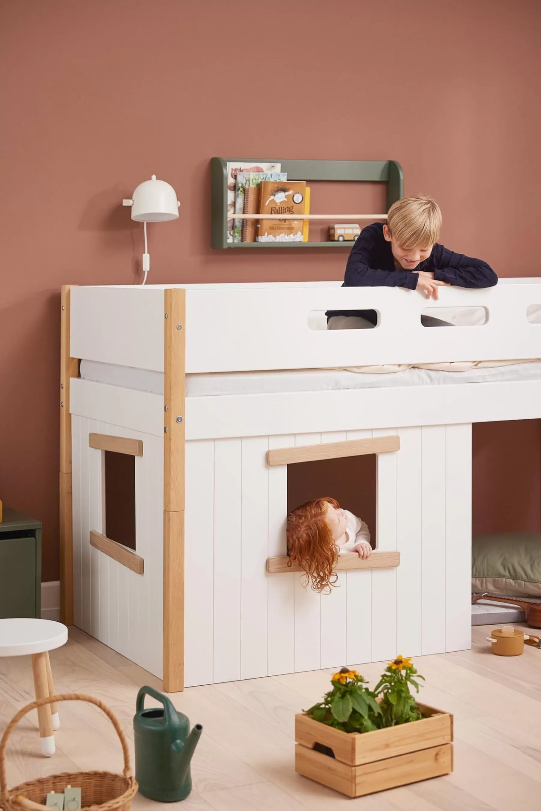 FLEXA Cama media-alta, escalera inclinada y frontales de cama para casa del árbol, marco de roble^ House Beds | Camas Media-altas