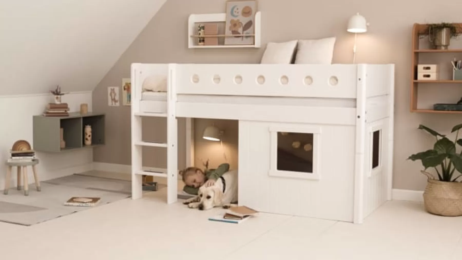 FLEXA Cama media-alta, escalera recta y frontales de cama para casa del árbol, marco blanco^ House Beds | Camas Media-altas